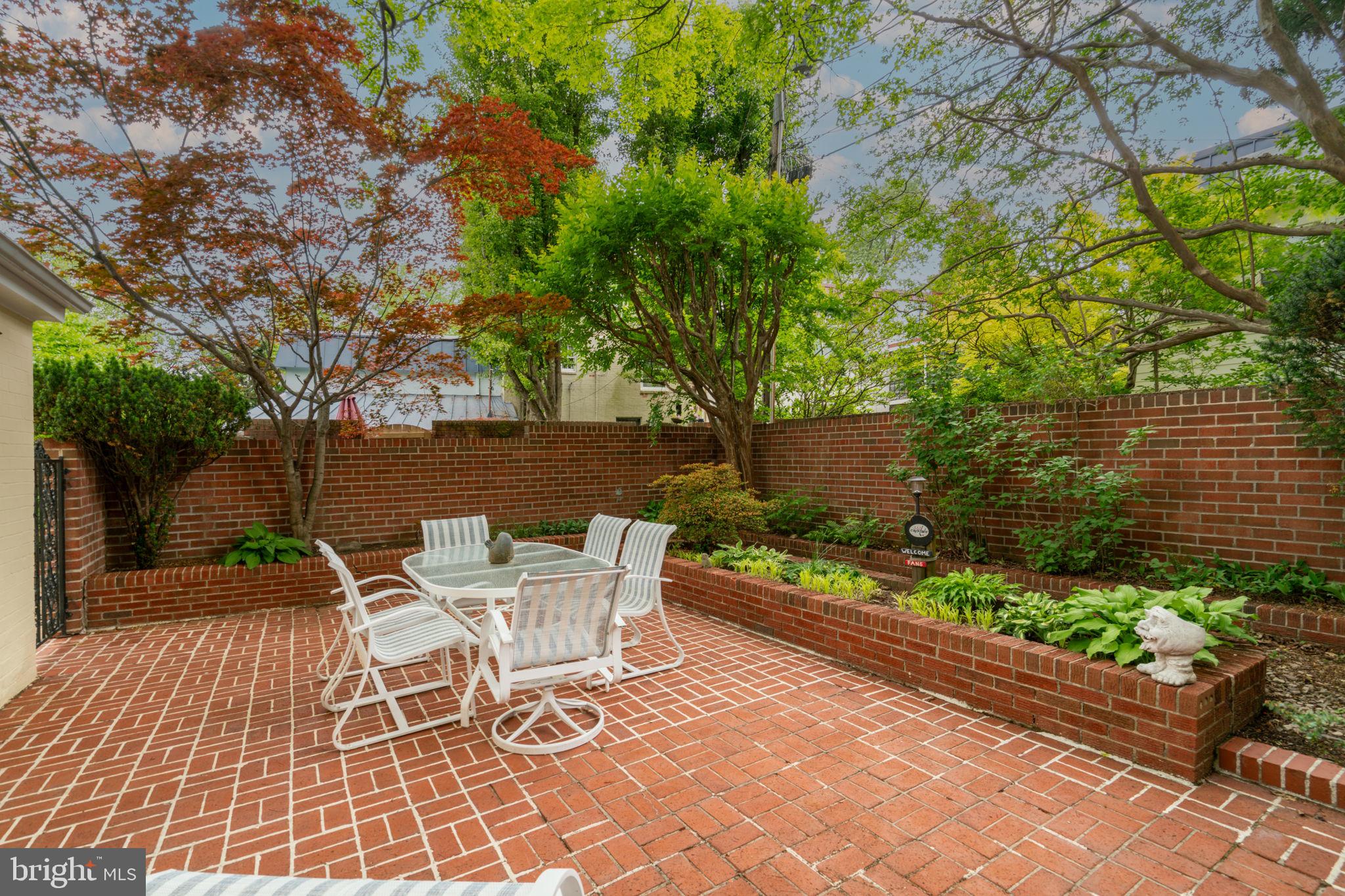 COLONIAL GARDEN - Residential