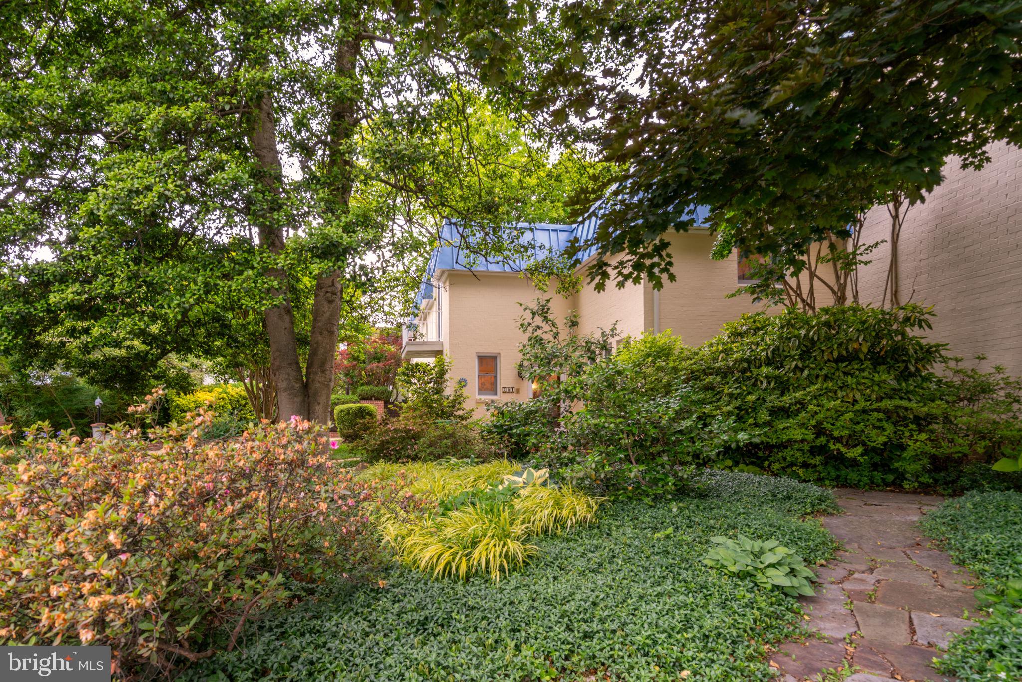 COLONIAL GARDEN - Residential