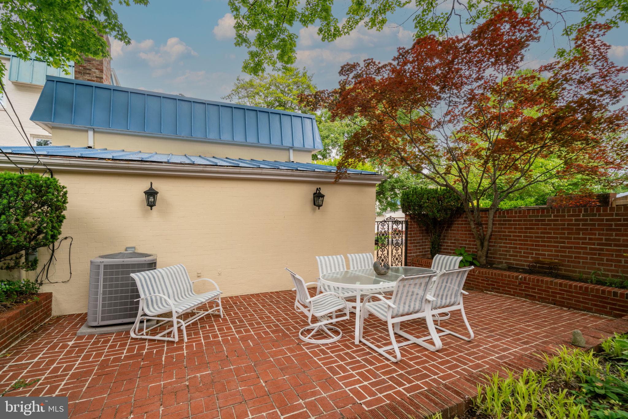 COLONIAL GARDEN - Residential