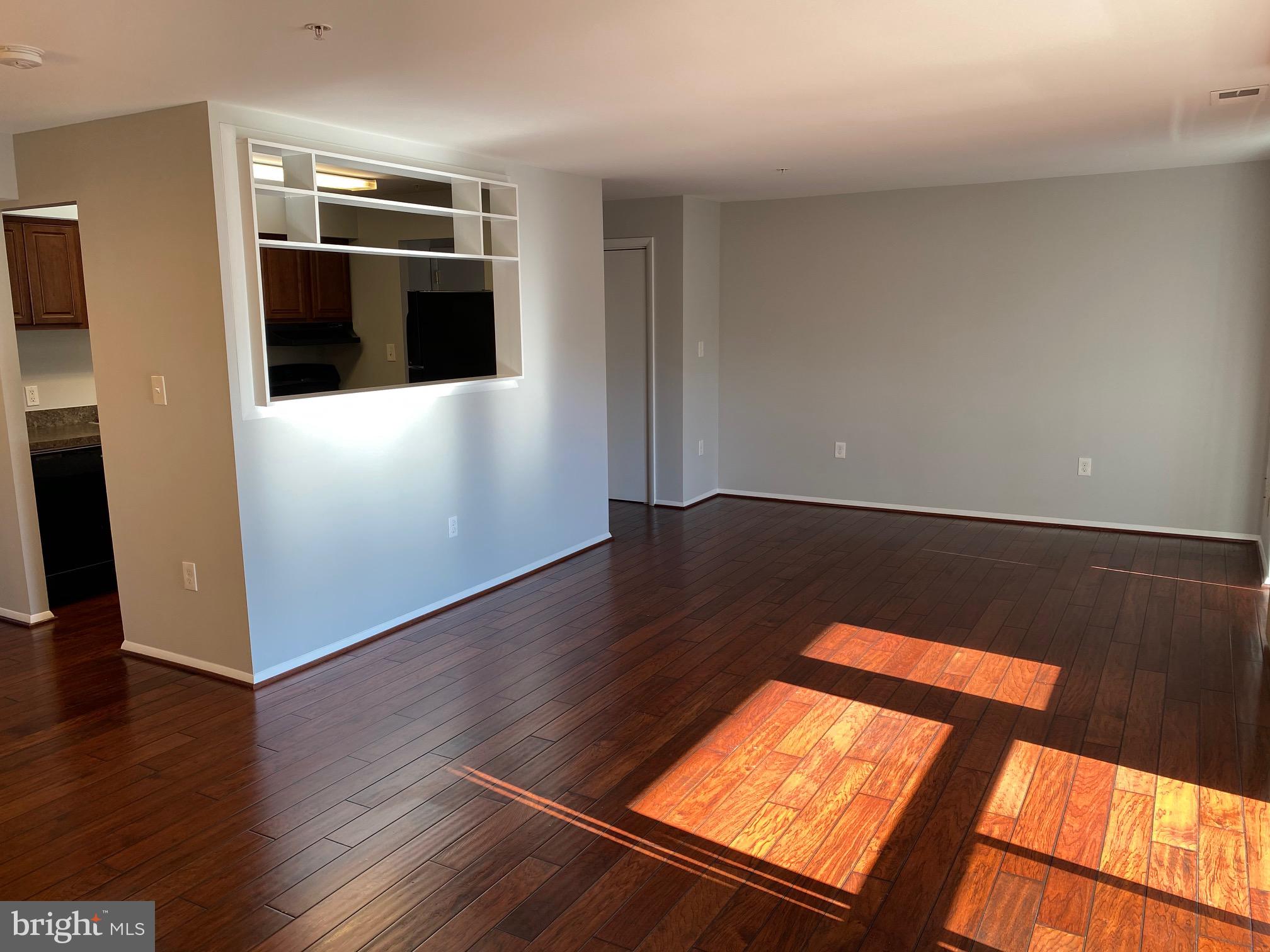 2 bed/1bath ! Hardwood floors and carpet, traditional floor plan, common laundry, balcony, storage, fantastic location, minutes to National Harbor, Tanger Outlets, MGM Casino, I-495/I-95, 10 minutes to DC line, Old Town Alexandria, on Metro Bus route and near Metro stations. Vacant, clean, and ready for you to make this your home!