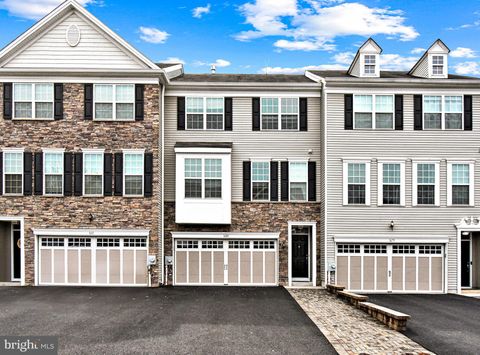 Townhouse For Sale - 1680 Hickory Lane<br/> LANGHORNE, PA 19047