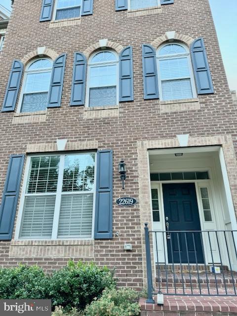 Spacious town home available for rent from April or May. Currently occupied by tenant.
Showing Restrictions:
People can come on week days from from 9 am - 2 pm and 4 pm - 6 pm. Weekends from 9 am - 4 pm. Let us know before every showing.