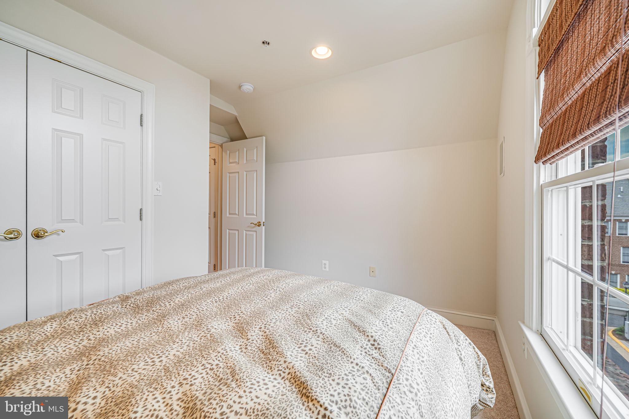 MCLEAN CREST - Residential