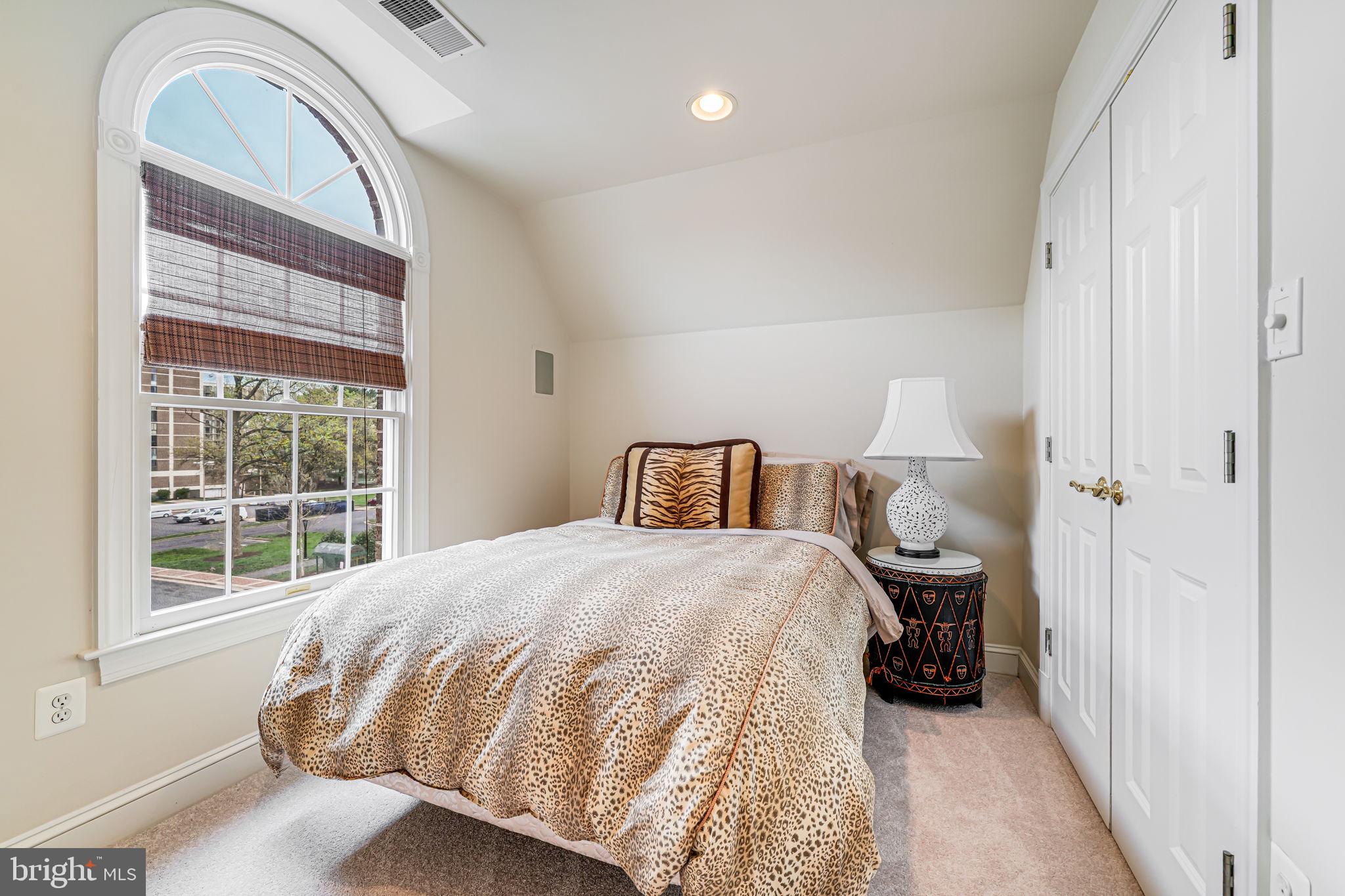 MCLEAN CREST - Residential