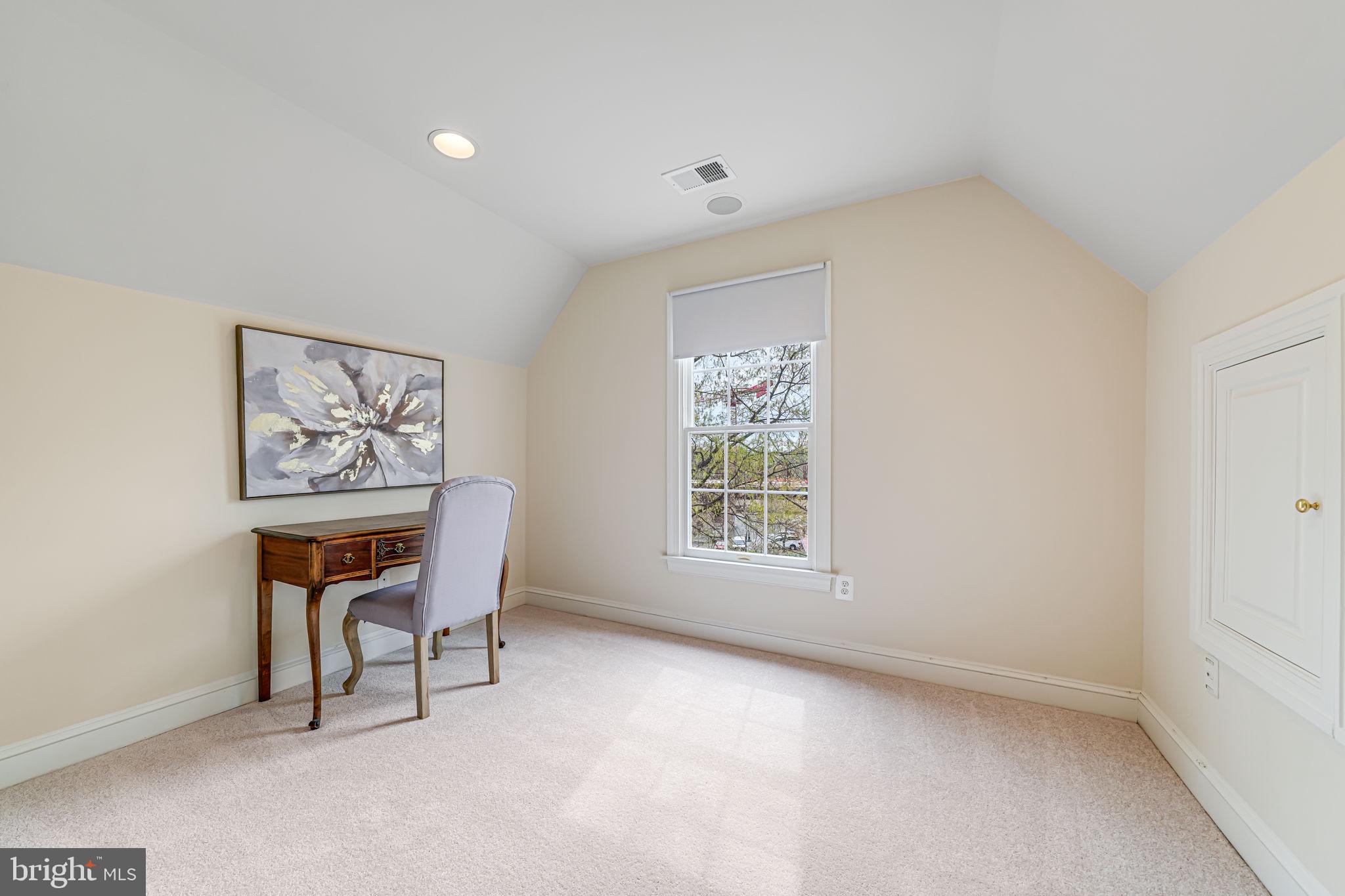 MCLEAN CREST - Residential