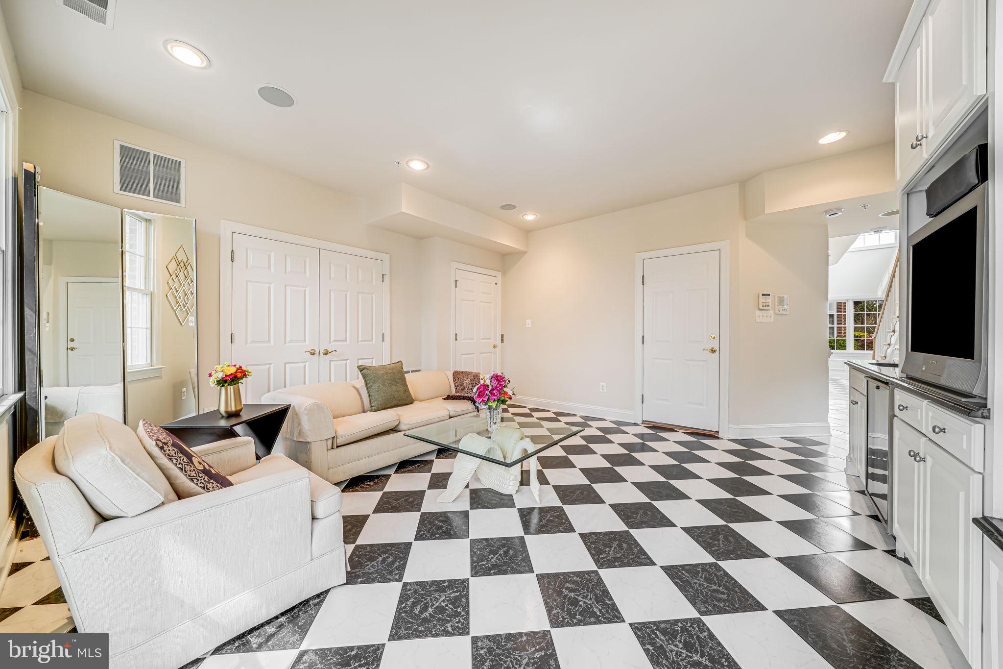 MCLEAN CREST - Residential