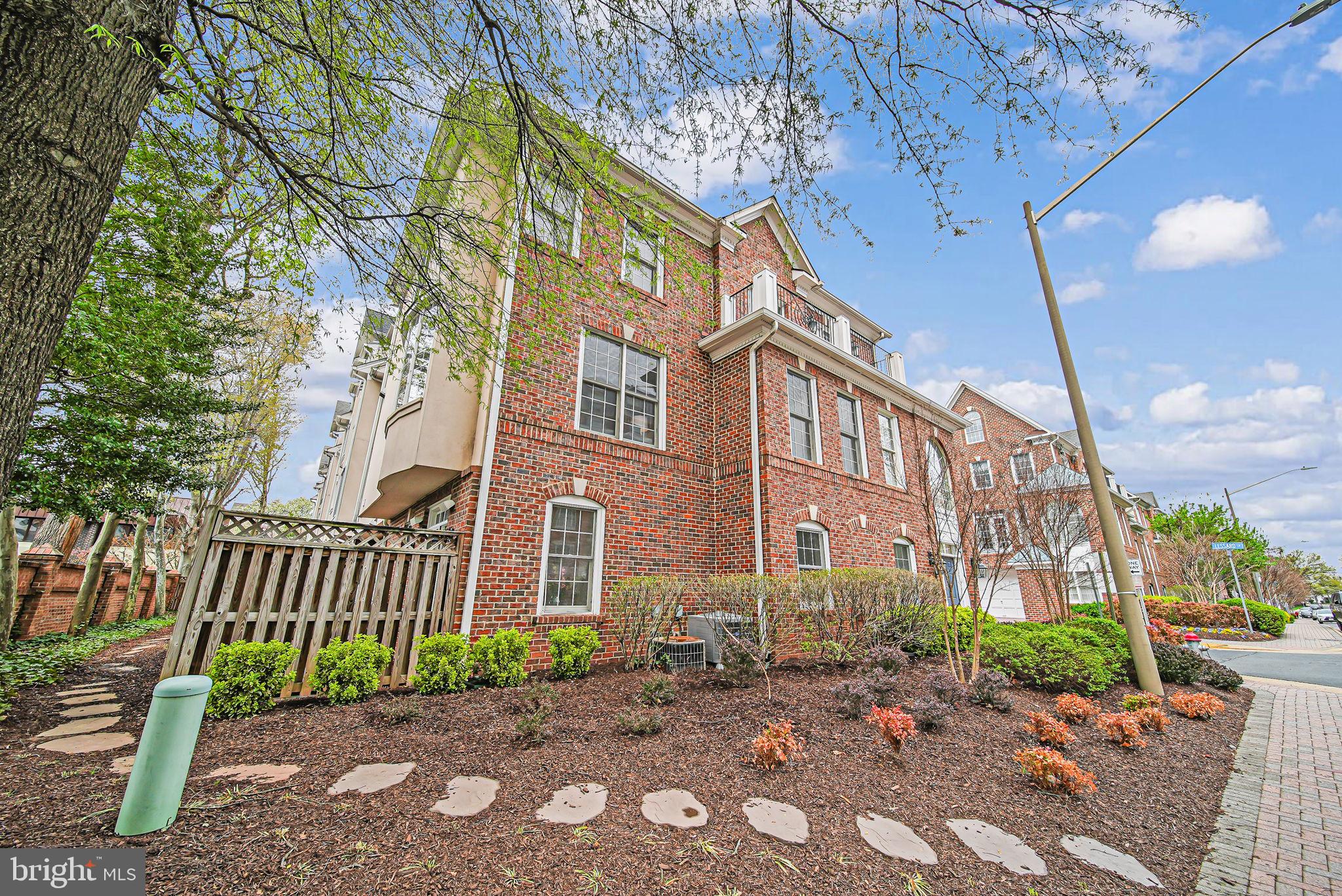 MCLEAN CREST - Residential