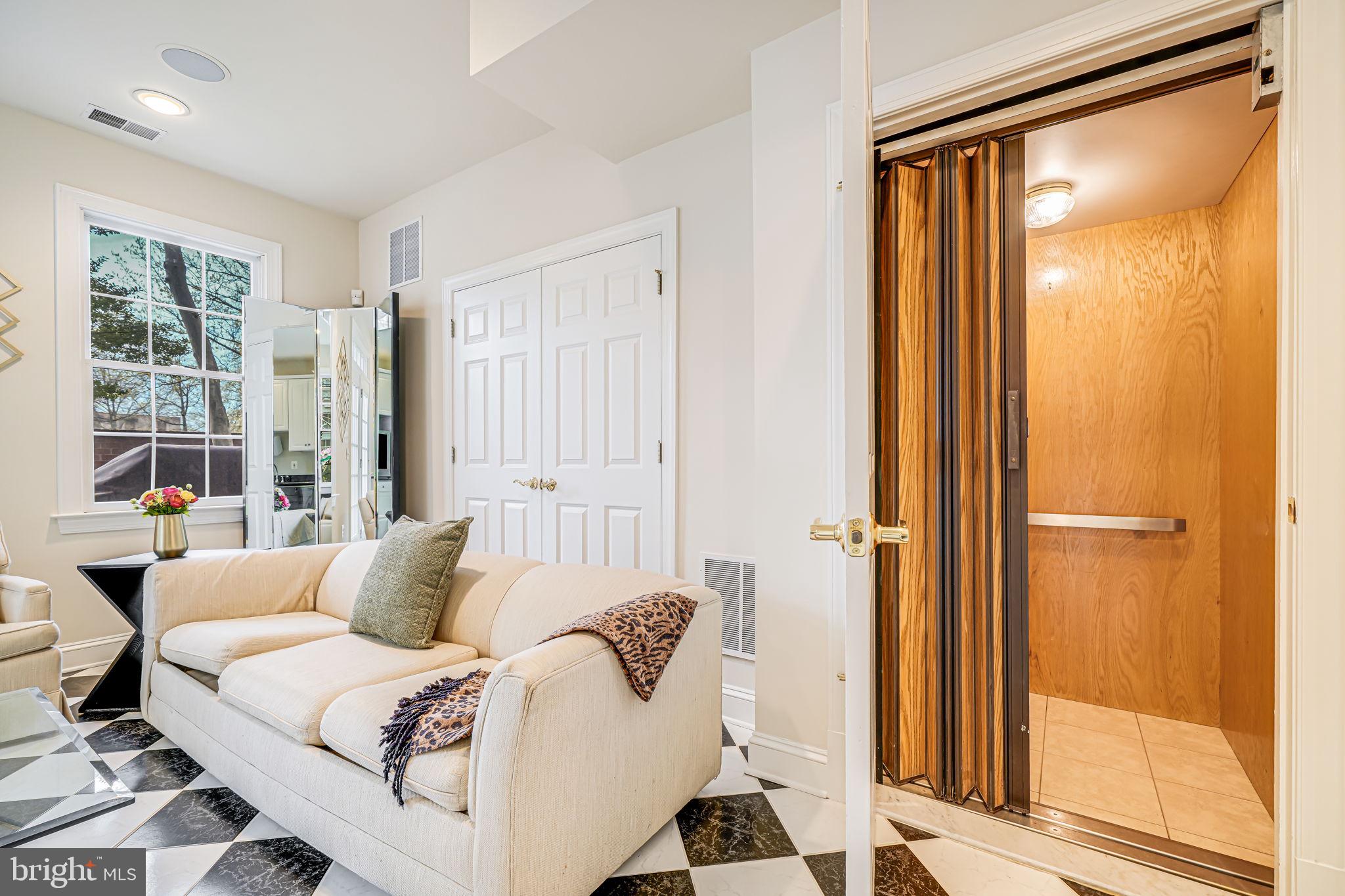 MCLEAN CREST - Residential