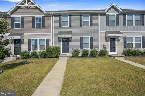 Townhouse For Sale - 205 Lady Bug Drive<br/> DOVER, DE 19901