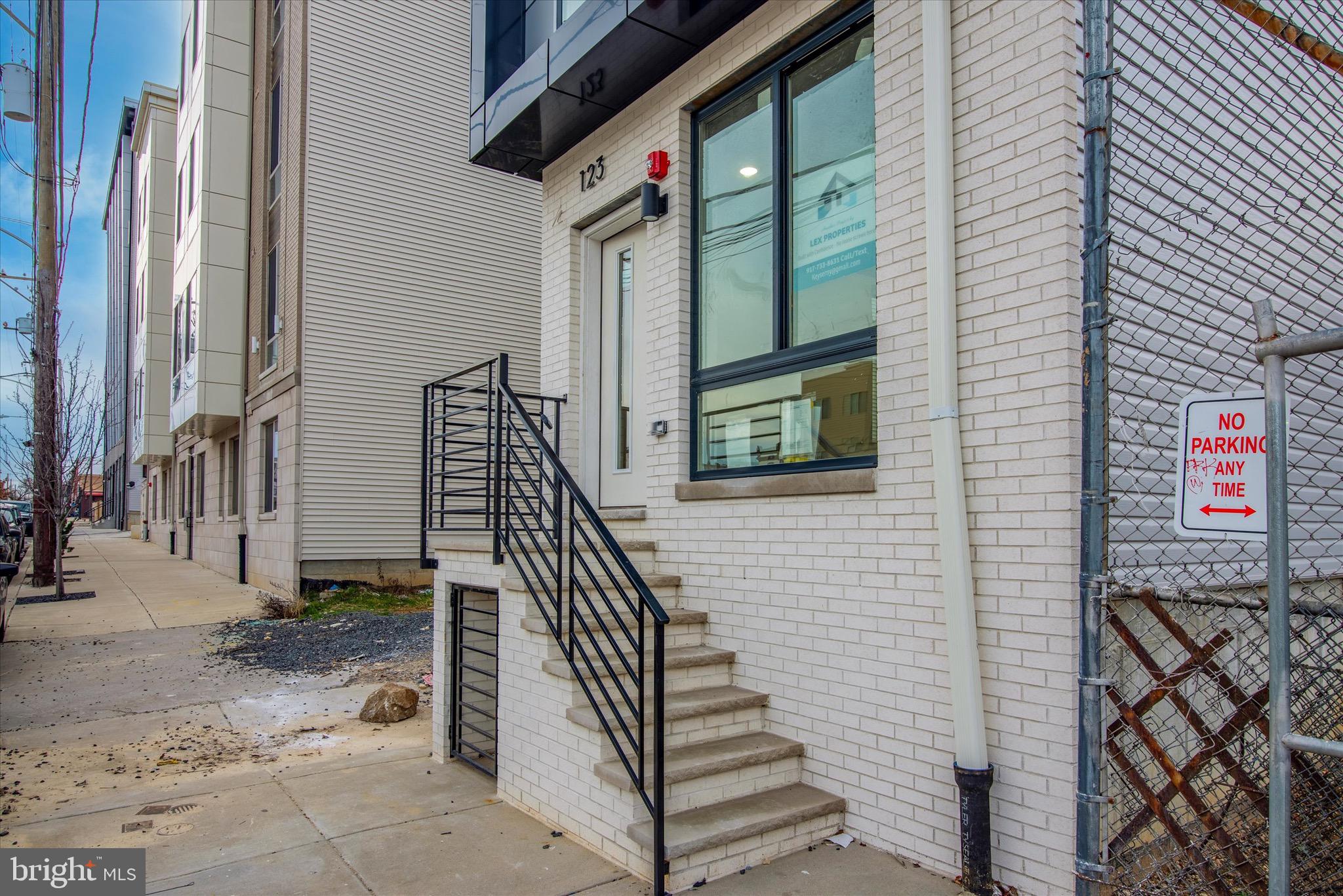 1230 N MARSHALL STREET 2F