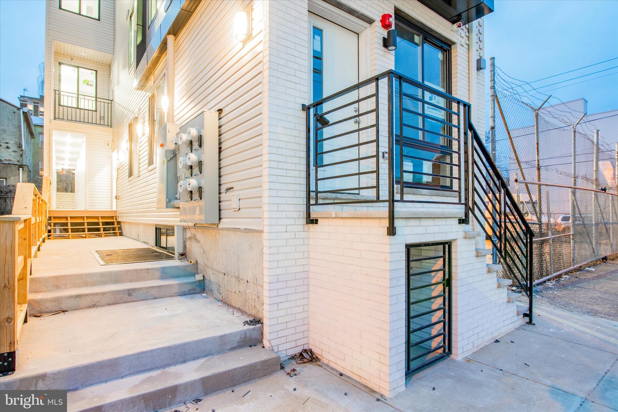 1230 N MARSHALL STREET 2F