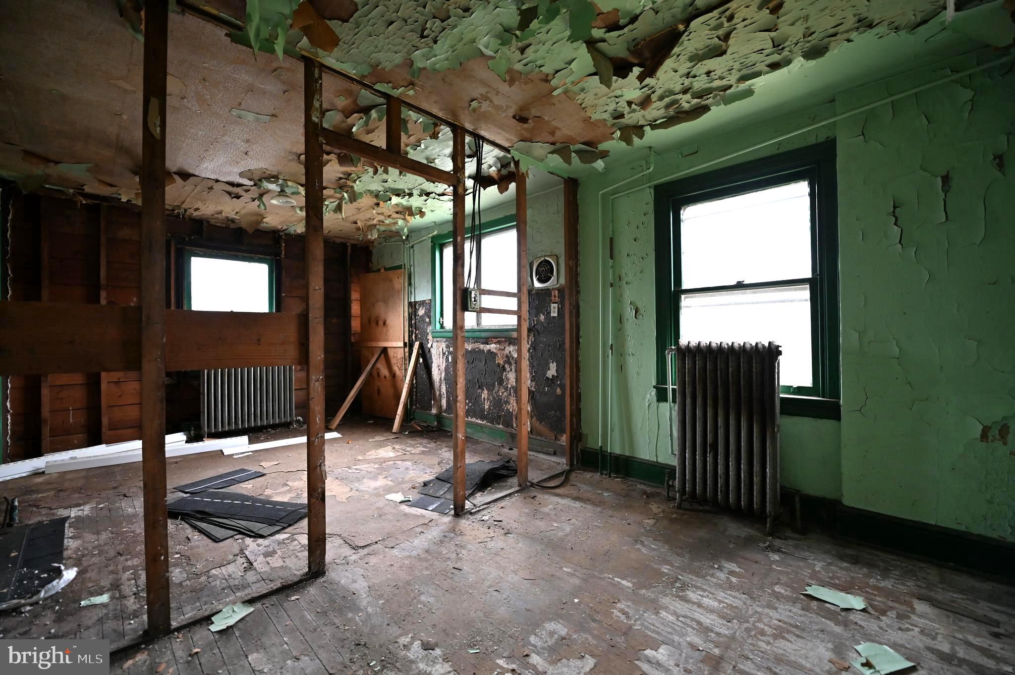 CRESTWOOD - Residential