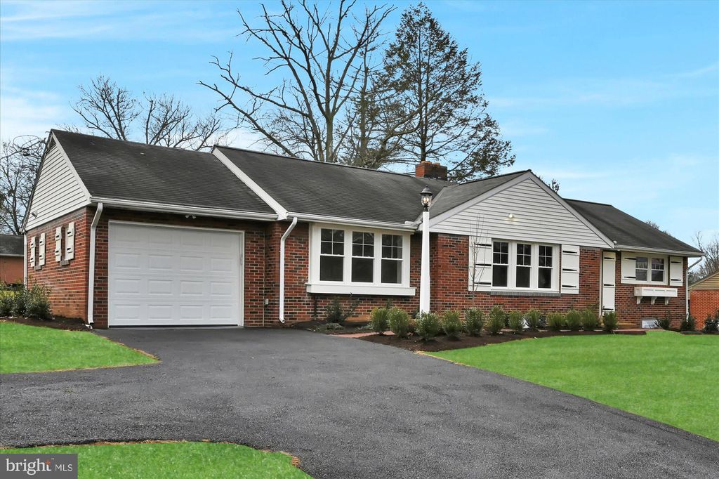 Photo of 114 RUNNING PUMP RD, LANCASTER, PA 17603 (MLS # PALA2029368)