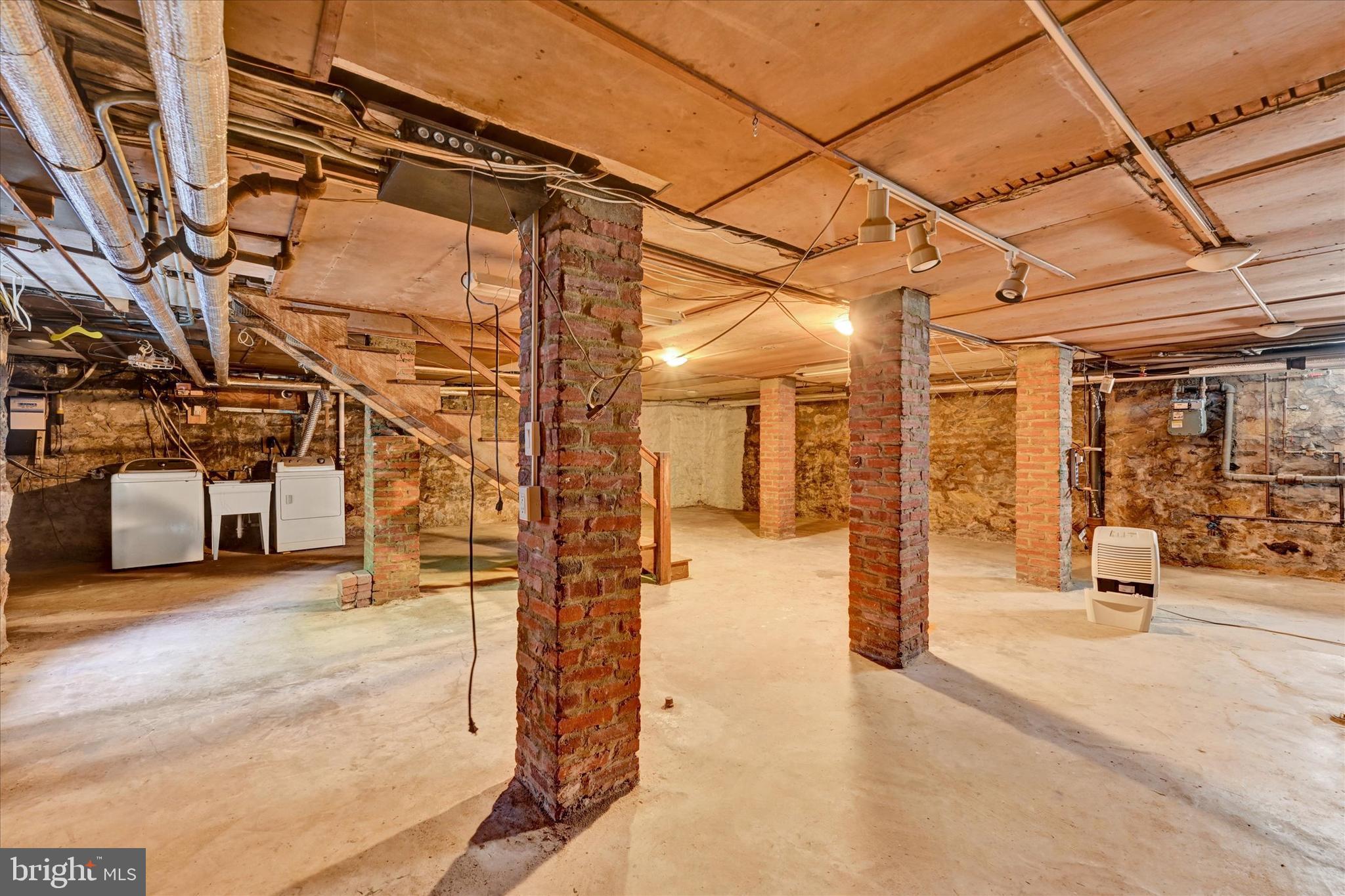 ROLAND PARK - Residential