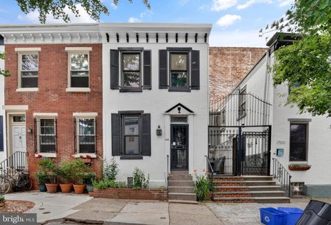 Townhouse For Rent - 2528 Waverly Street<br/> PHILADELPHIA, PA 19146