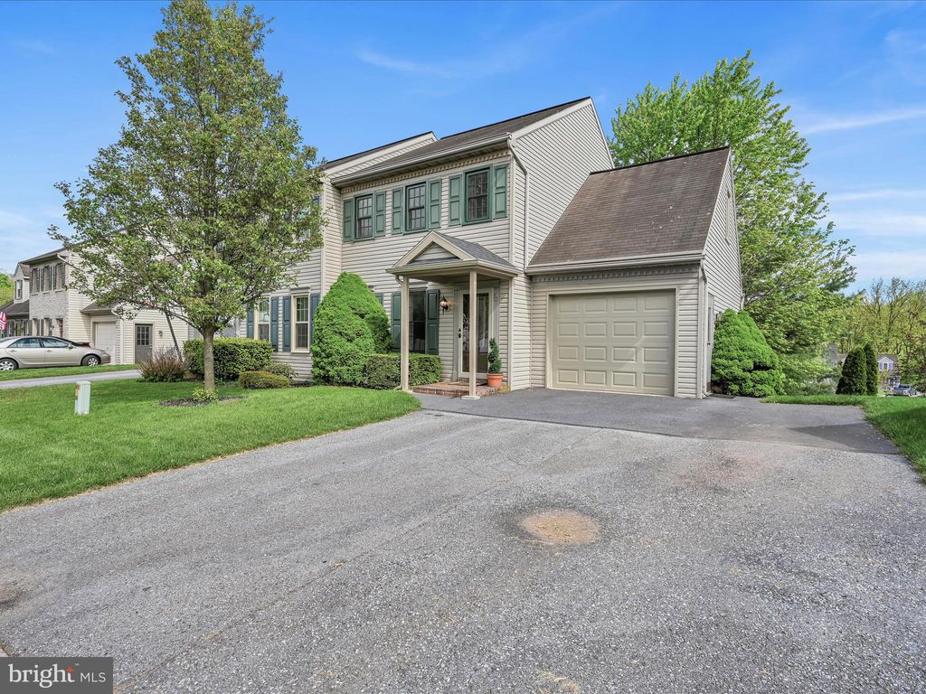 Photo of 50 KENBRIDGE LN, ELIZABETHTOWN, PA 17022 (MLS # PALA2033914)