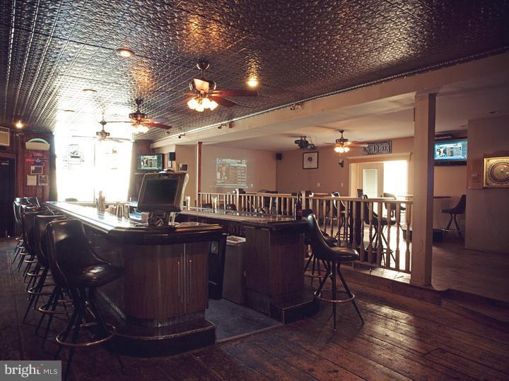 PORT RICHMOND - Commercial Sale