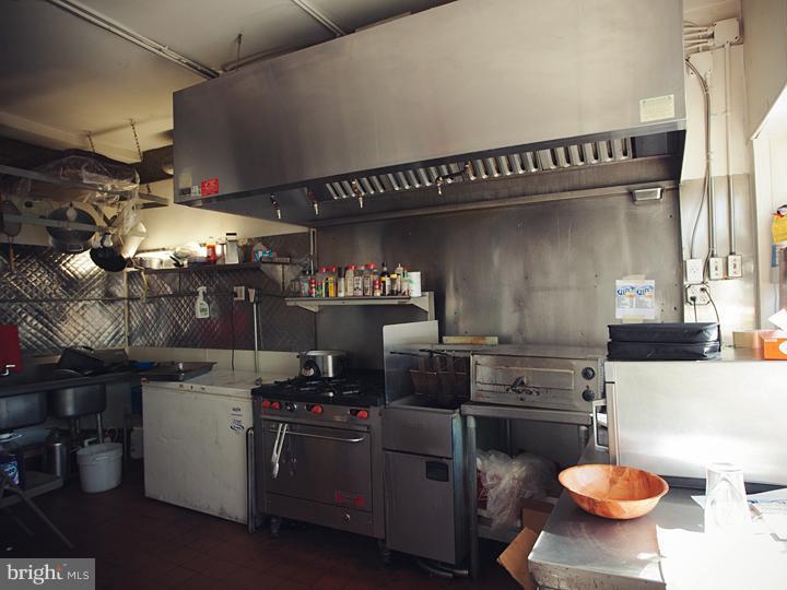 PORT RICHMOND - Commercial Sale