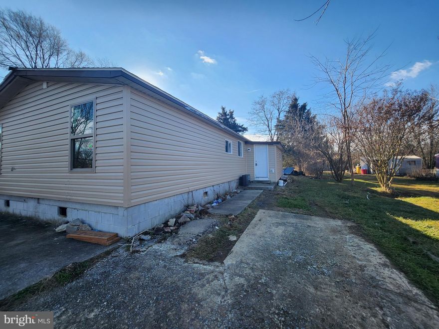 Nice home in Martinsburg features 3 bedrooms, 2 full bathrooms, kitchen, living and dining room combo, laundry hook ups, lots of storage and small yard.  Close to schools, shopping and restaurants.  Pets allowed on case by case basis.