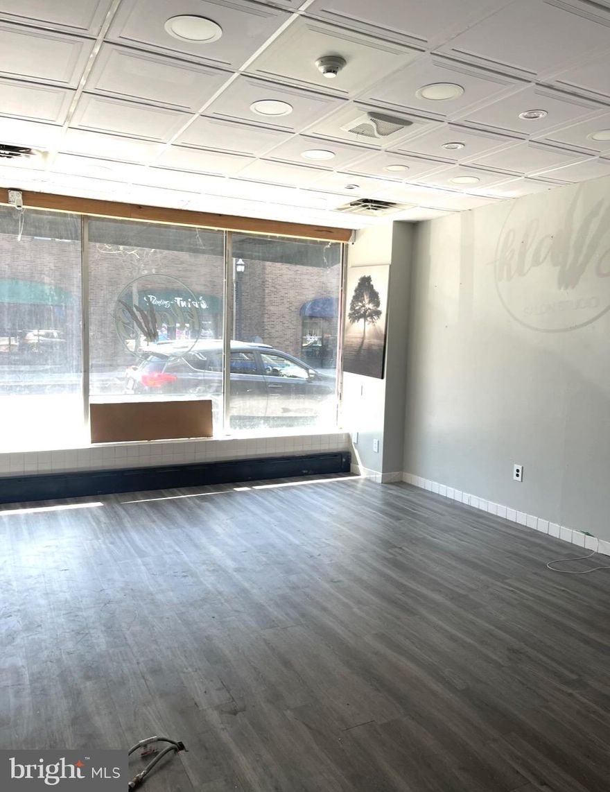 Prime  Retail location on State St,  in the heart of Media. One block away from Court House. First Floor, Great exposure with wide store front window.Multiple permitted uses, incluiding retail, gift shop, barbershop, beautician, professional studio, among many more. Available Immediately!