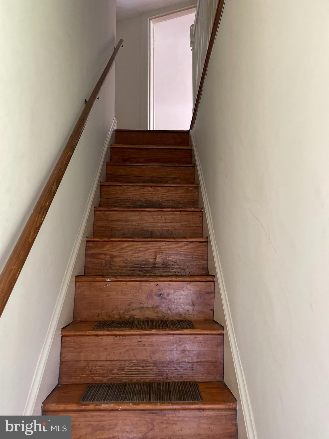 2210 N LEXINGTON STREET UPPER LEVEL