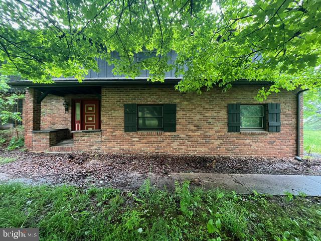 Calling all investors, flippers, and visionaries! This solid 5-bedroom, 2.5-bath brick home offers a rare opportunity to create your ideal investment in a well-established neighborhood. With generous square footage and a traditional layout, this property is brimming with potential for a stunning transformation.
The perfect opportunity to create the home of your dreams. This could become a blank canvas for a creative renovation or a lucrative rental. The classic brick exterior and spacious interior rooms lay the groundwork for a rewarding project—whether you're looking to flip, rent, or craft your dream home from the ground up.