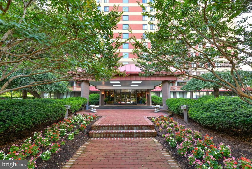 Large updated one bedroom condo in convenient Old Town location. Just blocks to dining, Trader Joes, Harris Teeter, river, walking/biking trail, Metro, etc. Great walkability/biking scores. NEW in 2016--carpet, paint, blinds, dishwasher. Built-ins, large balcony, fabulous rooftop deck w/grills and 360 degree views. Secure building w/staffed front desk. Condo fee includes all utilities.