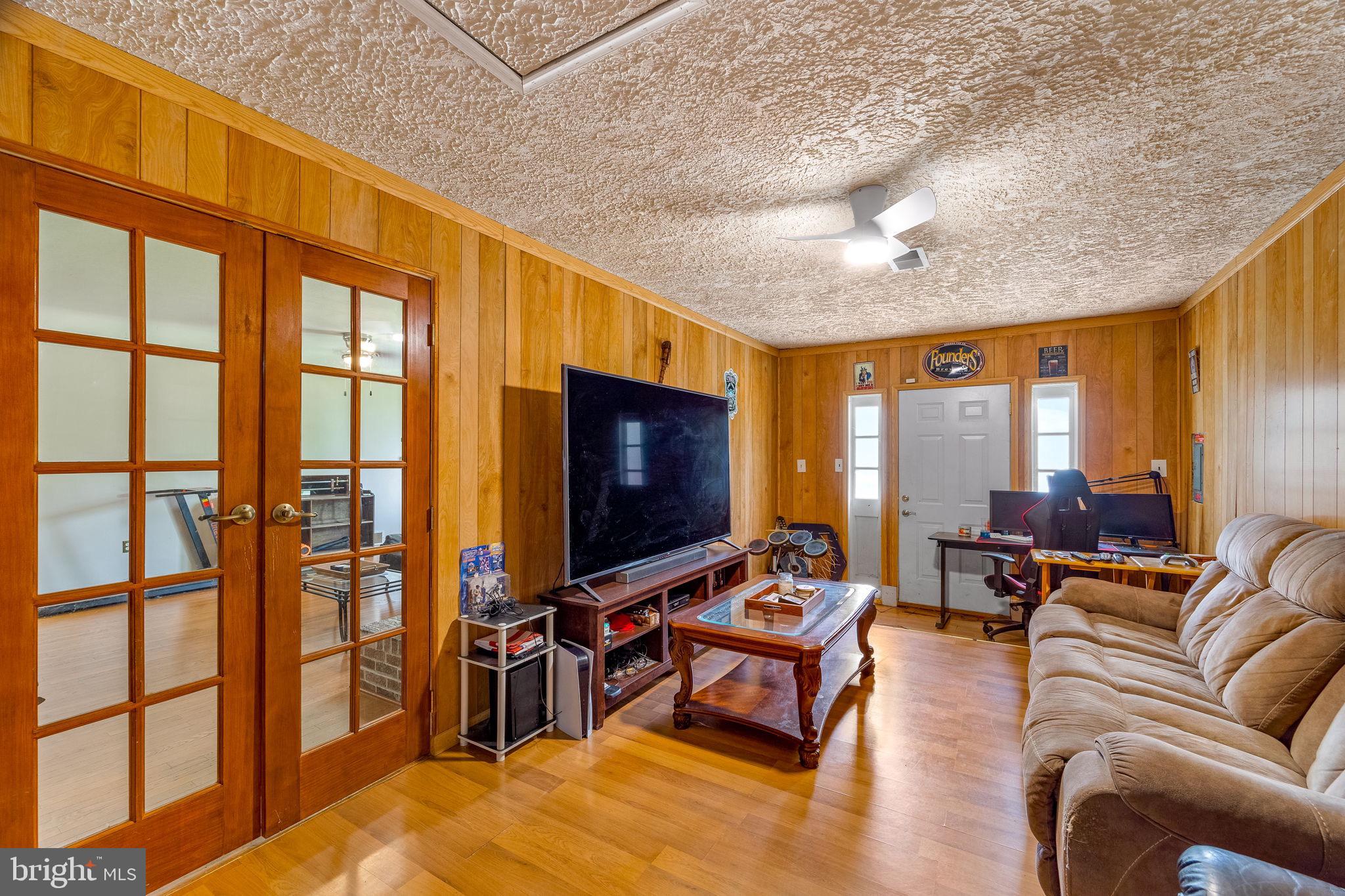 1097 SNOW HILL LANE