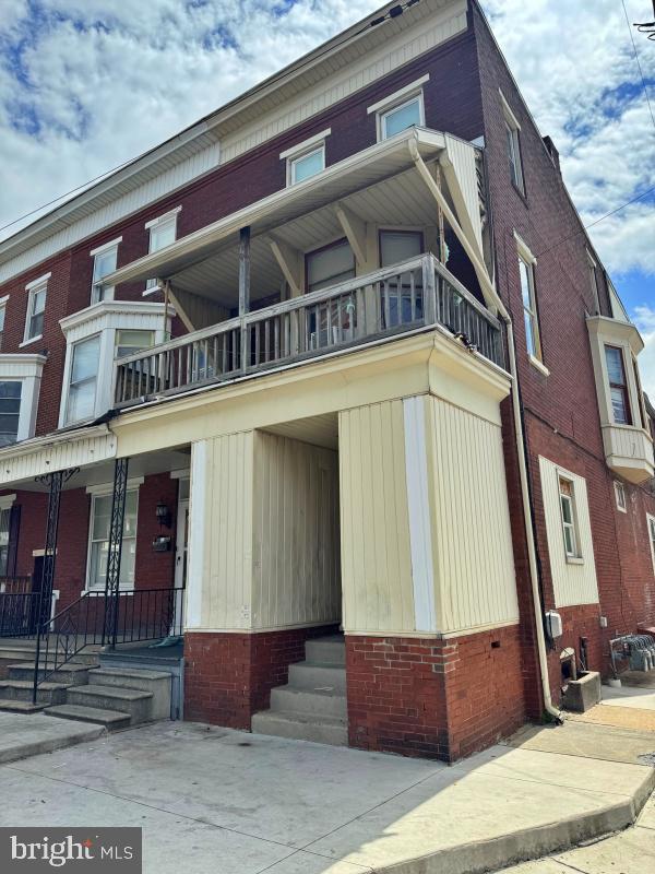 Cozy 1st floor 1 bedroom apartment located in West York. This unit features wood flooring throughout, living room and kitchen with gas stove and refrigerator. Convenient to shopping, restaurants and entertainment. No pets and no smoking indoors.
