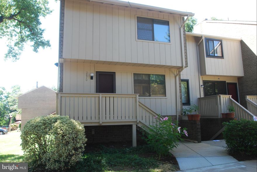 Bright and spacious! Largest 2 level end unit in Mosbys Landing. Main level hardwoods, large dining room and living room with balcony. Kitchen has newer ceramic tile, newer granite counter top.  Upper level has newer carpet, full size washer and dryer. Community has pool. Water/trash included in rent, tenant pays electric. Close to downtown Vienna, Vienna Metro and Rt 66. agent related to owner.