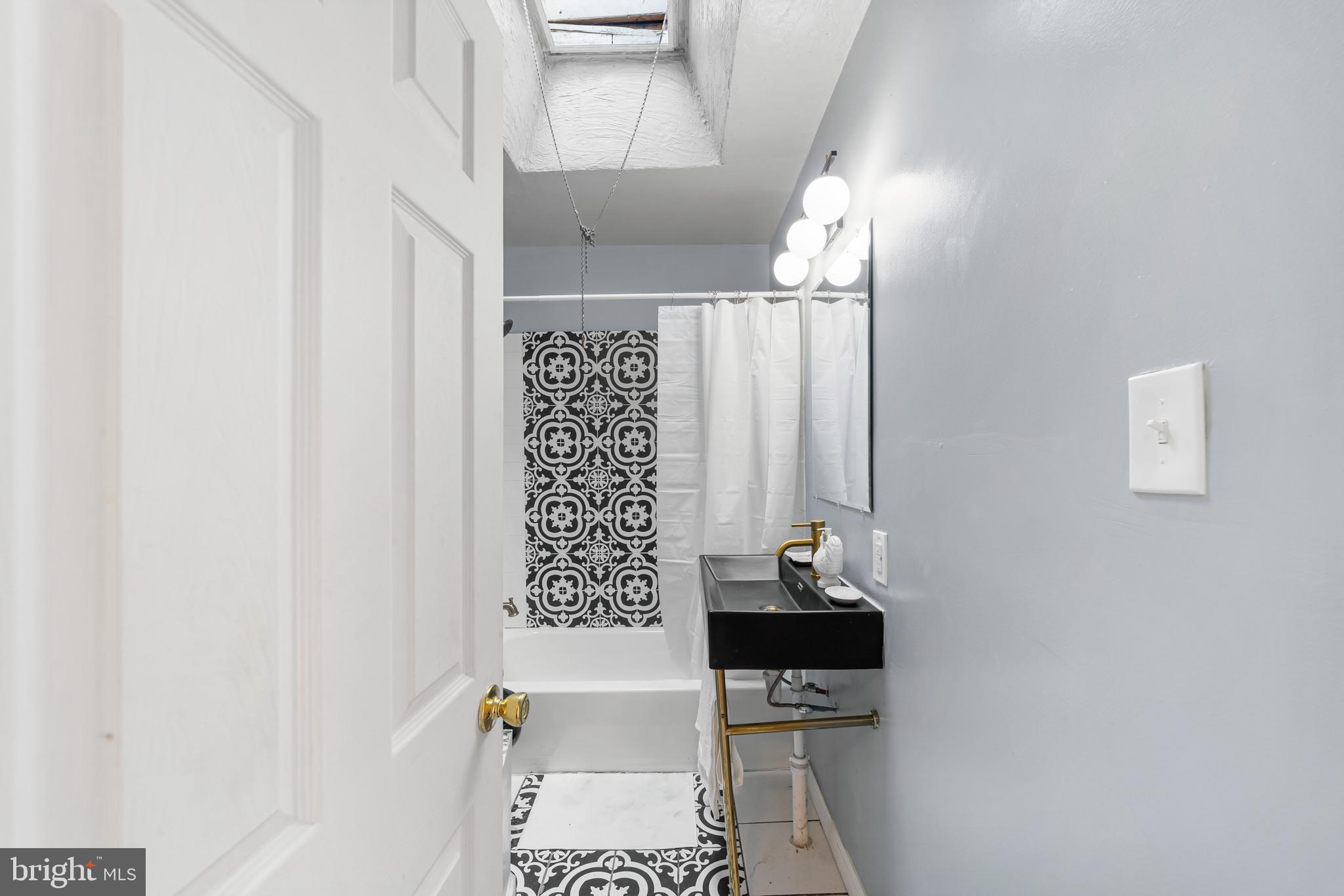 EAST OAK LANE - Residential Lease