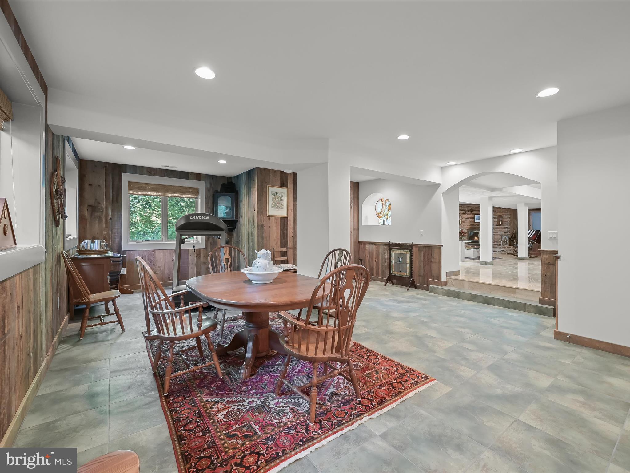 BURTONSVILLE - Residential