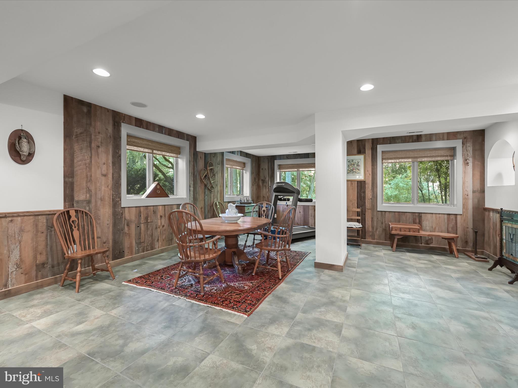 BURTONSVILLE - Residential