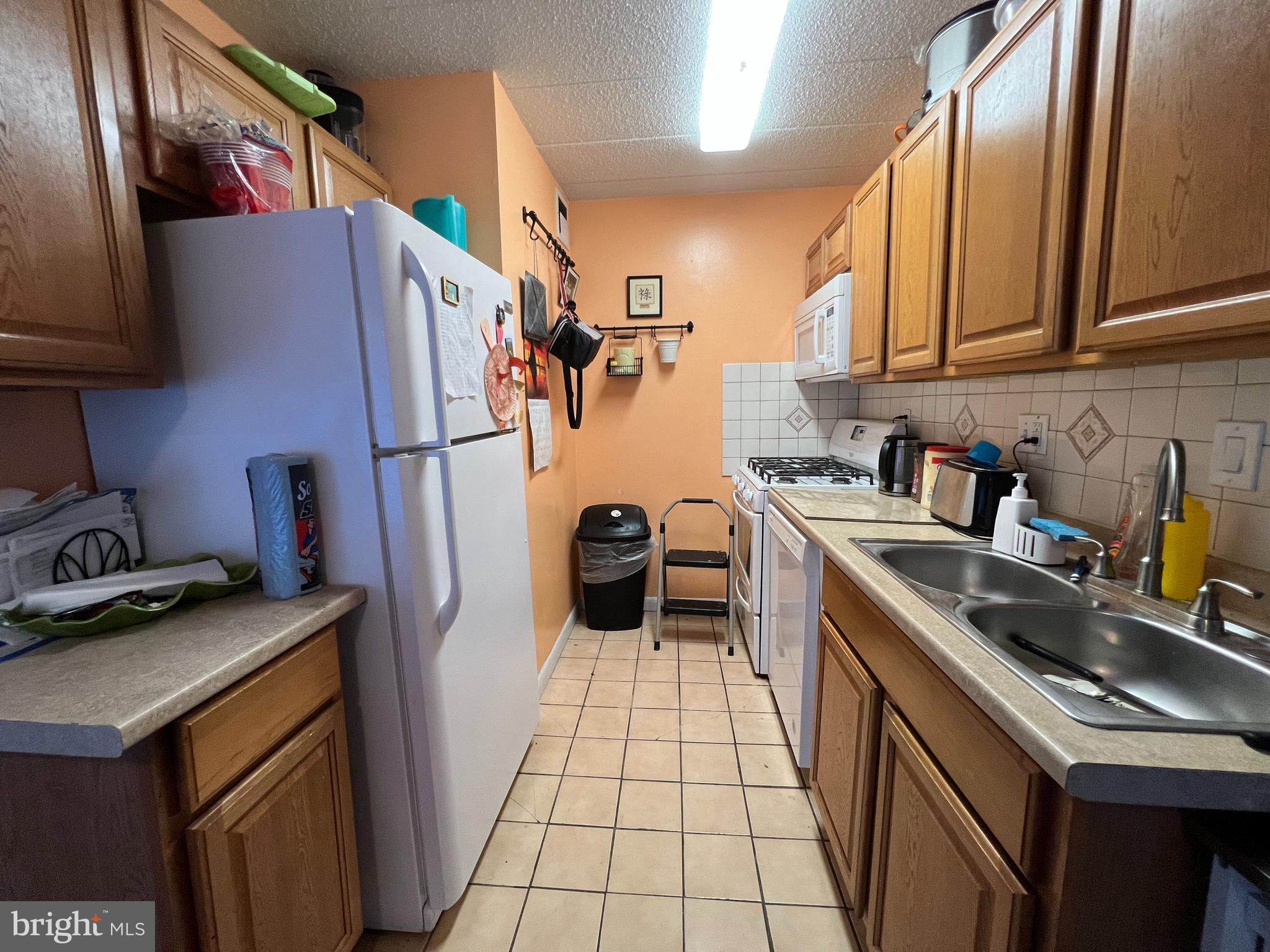 PRESIDENTIAL PARK - Residential Lease