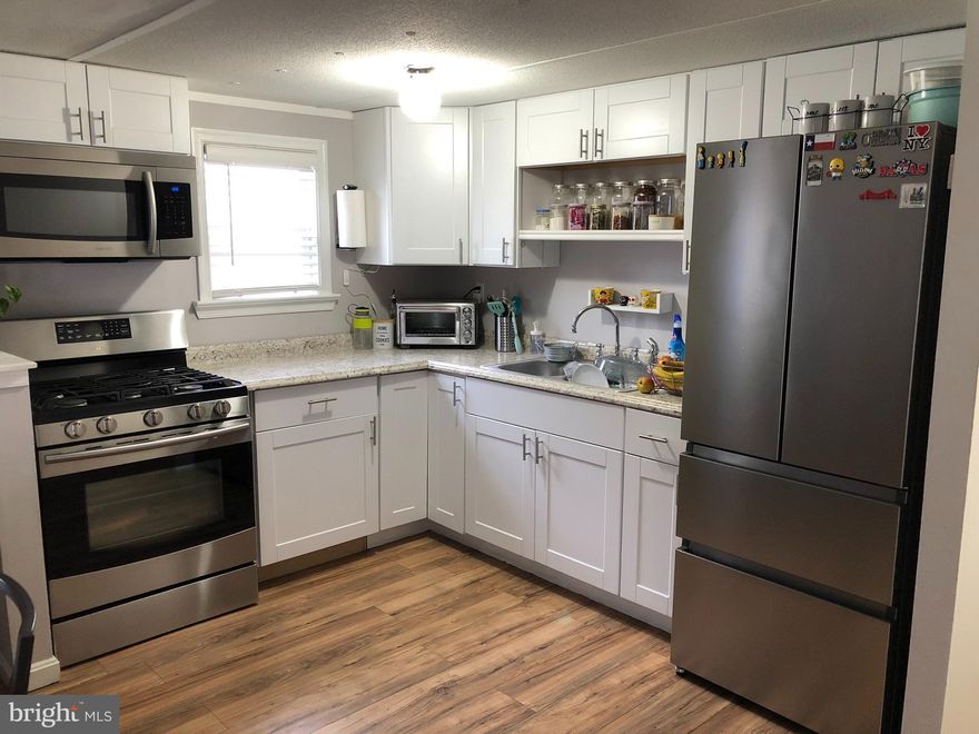 Great schools and location right near Arundel Mills! Charming single wide mobile home ready for someone to appreciate! The homes has been renovated and is move in ready. 



$1,366/ lot rent per month
$4,200/month income requirement