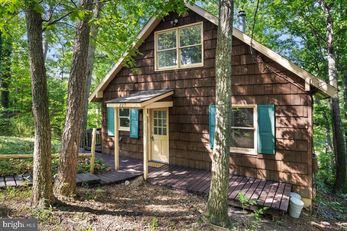 227 LAKEVIEW DRIVE