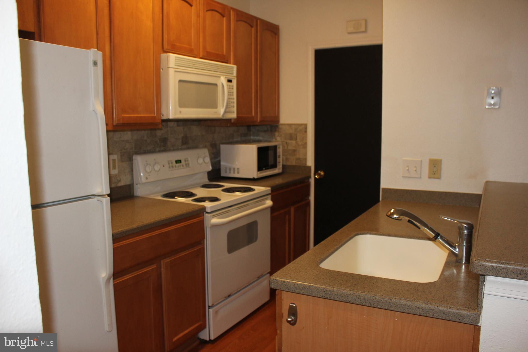 PENDERBROOK SQUARE CONDOMINIUMS - Residential Lease