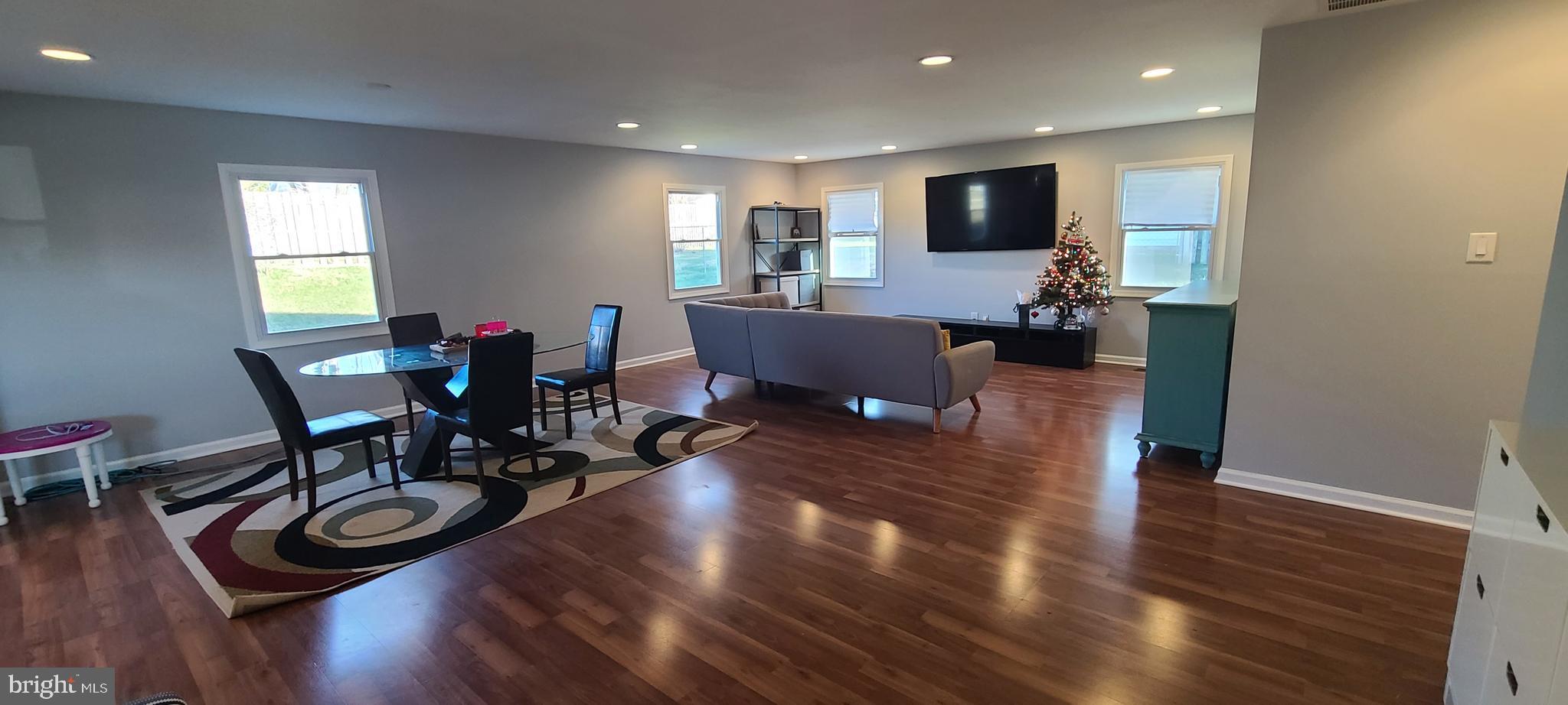 WHITE HALL - Residential