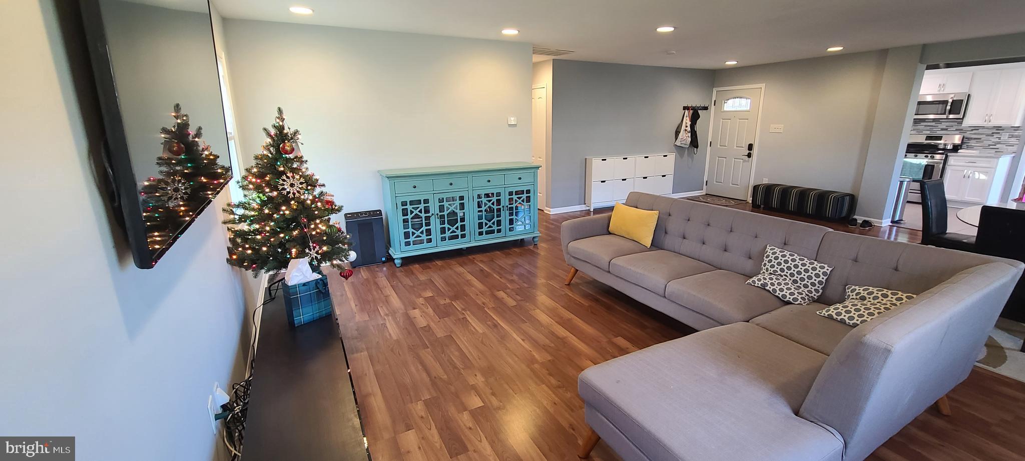 WHITE HALL - Residential