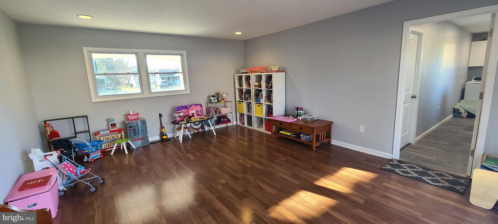 WHITE HALL - Residential