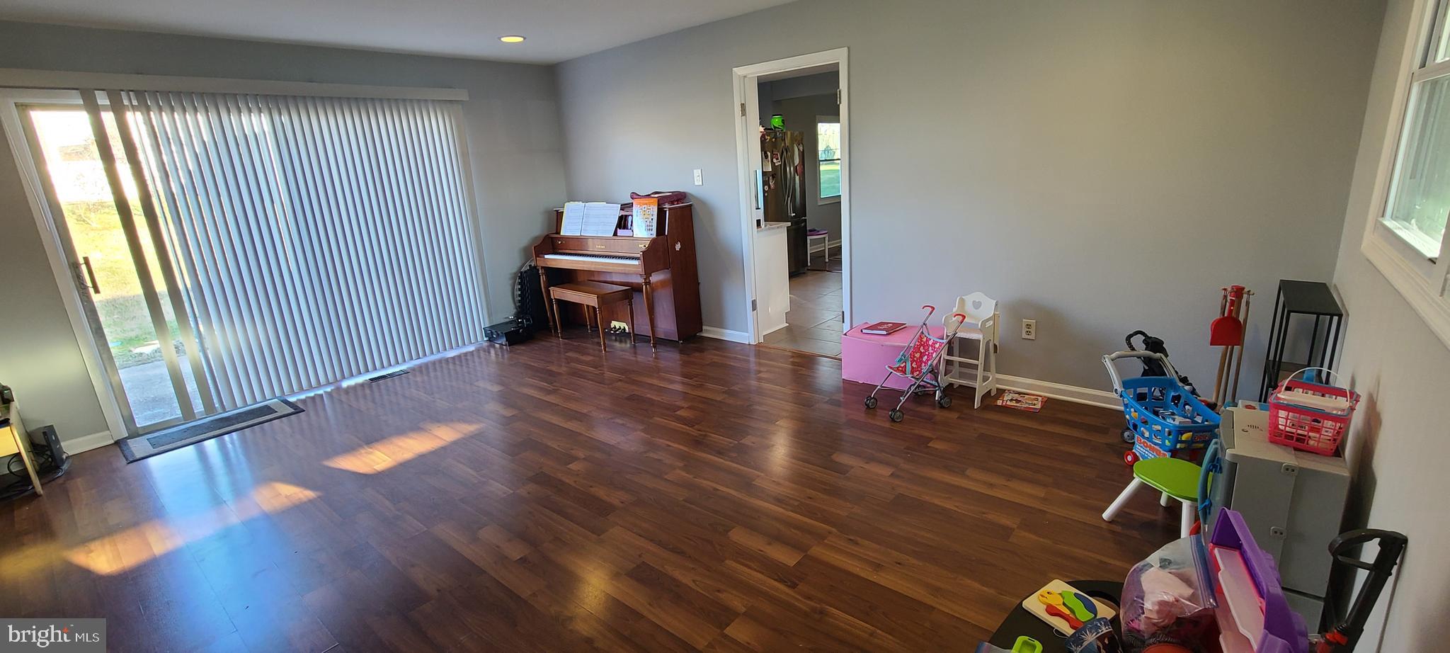 WHITE HALL - Residential