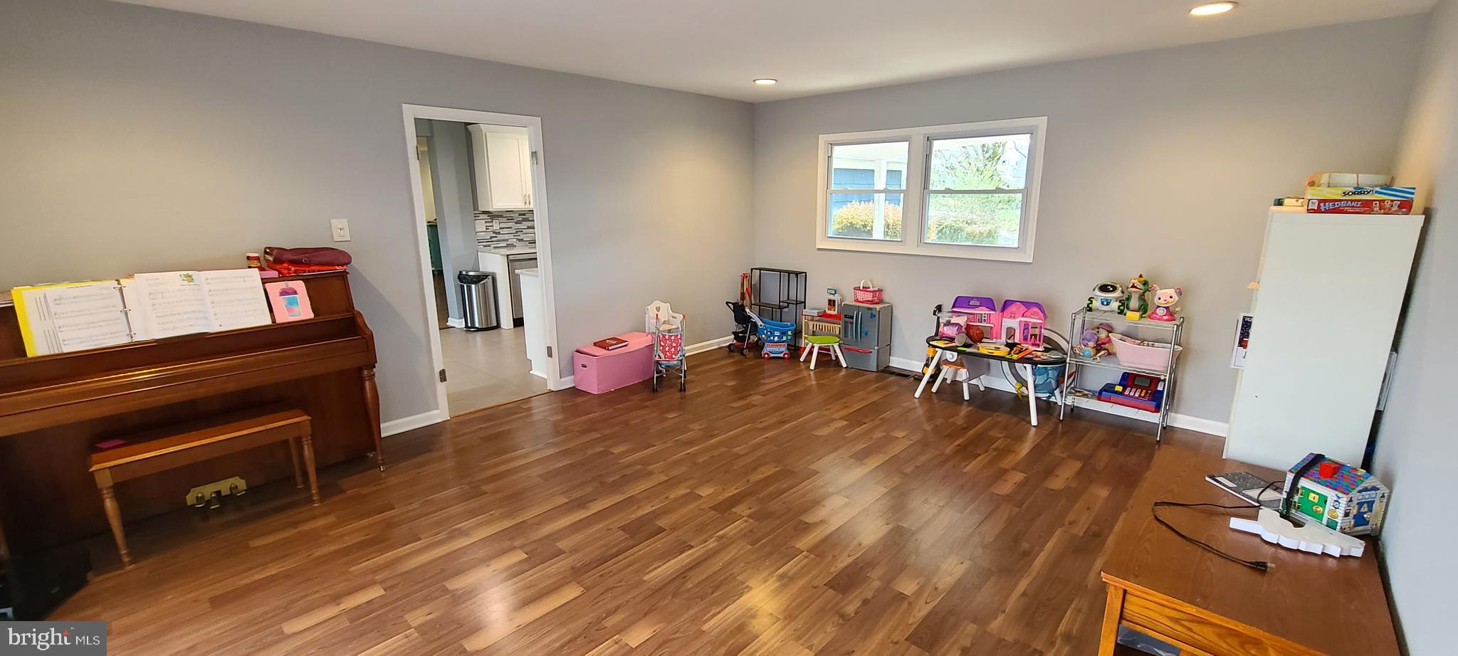 WHITE HALL - Residential