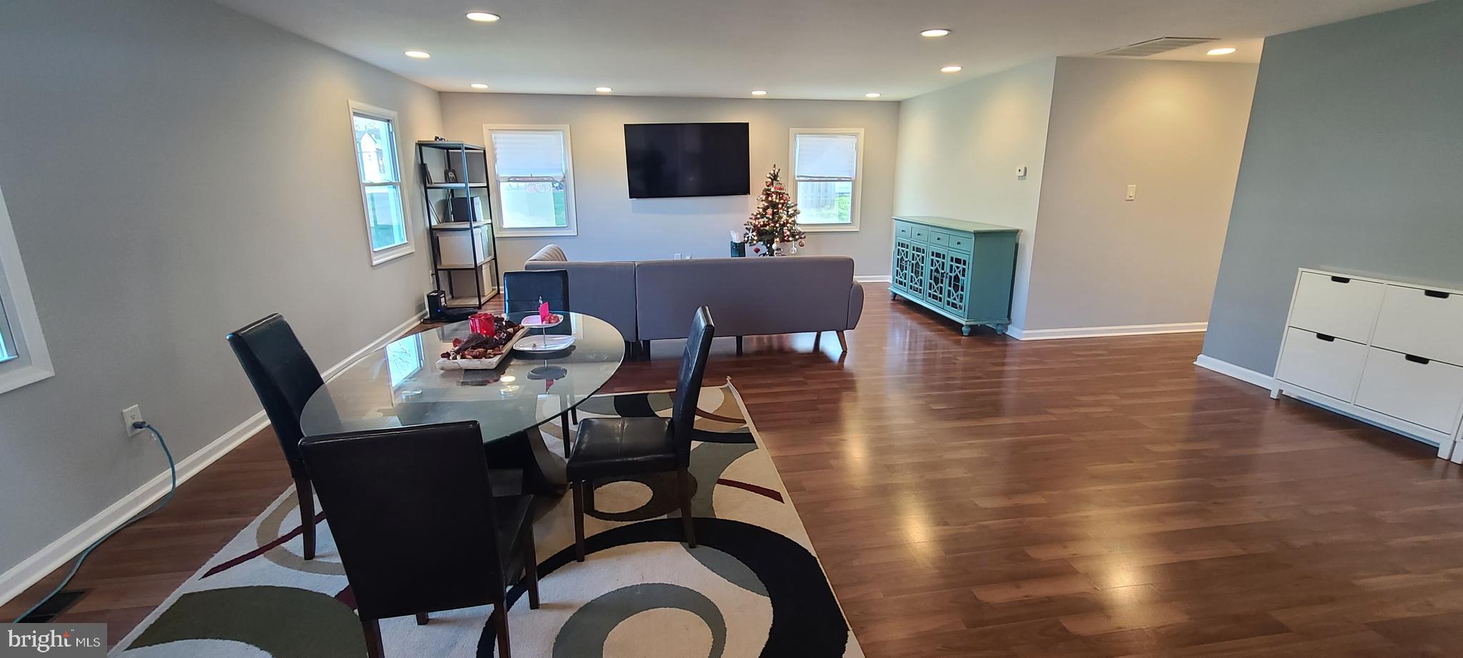 WHITE HALL - Residential