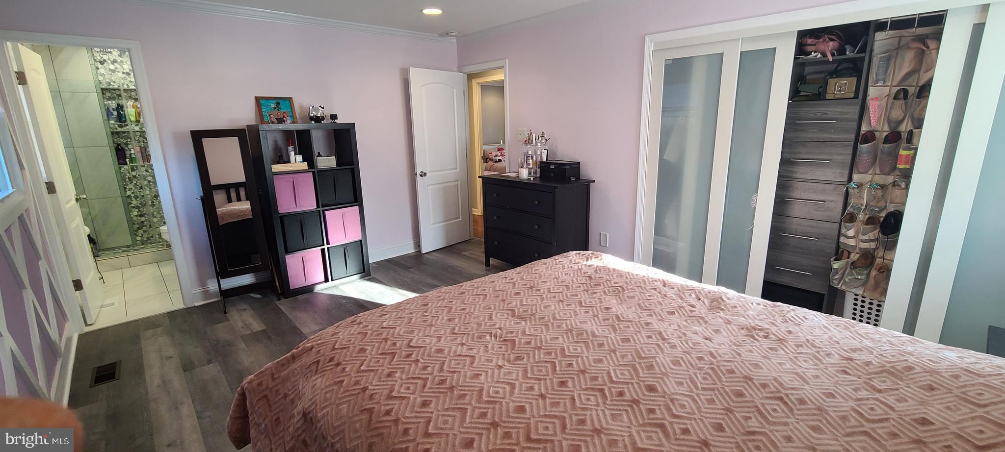 WHITE HALL - Residential