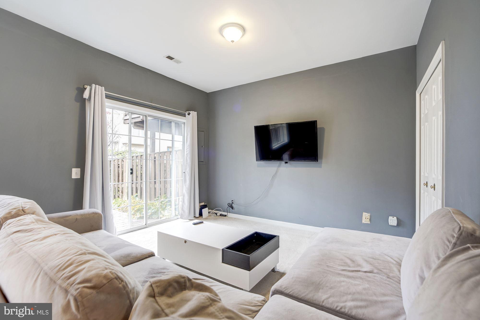 ISLAND CREEK - Residential