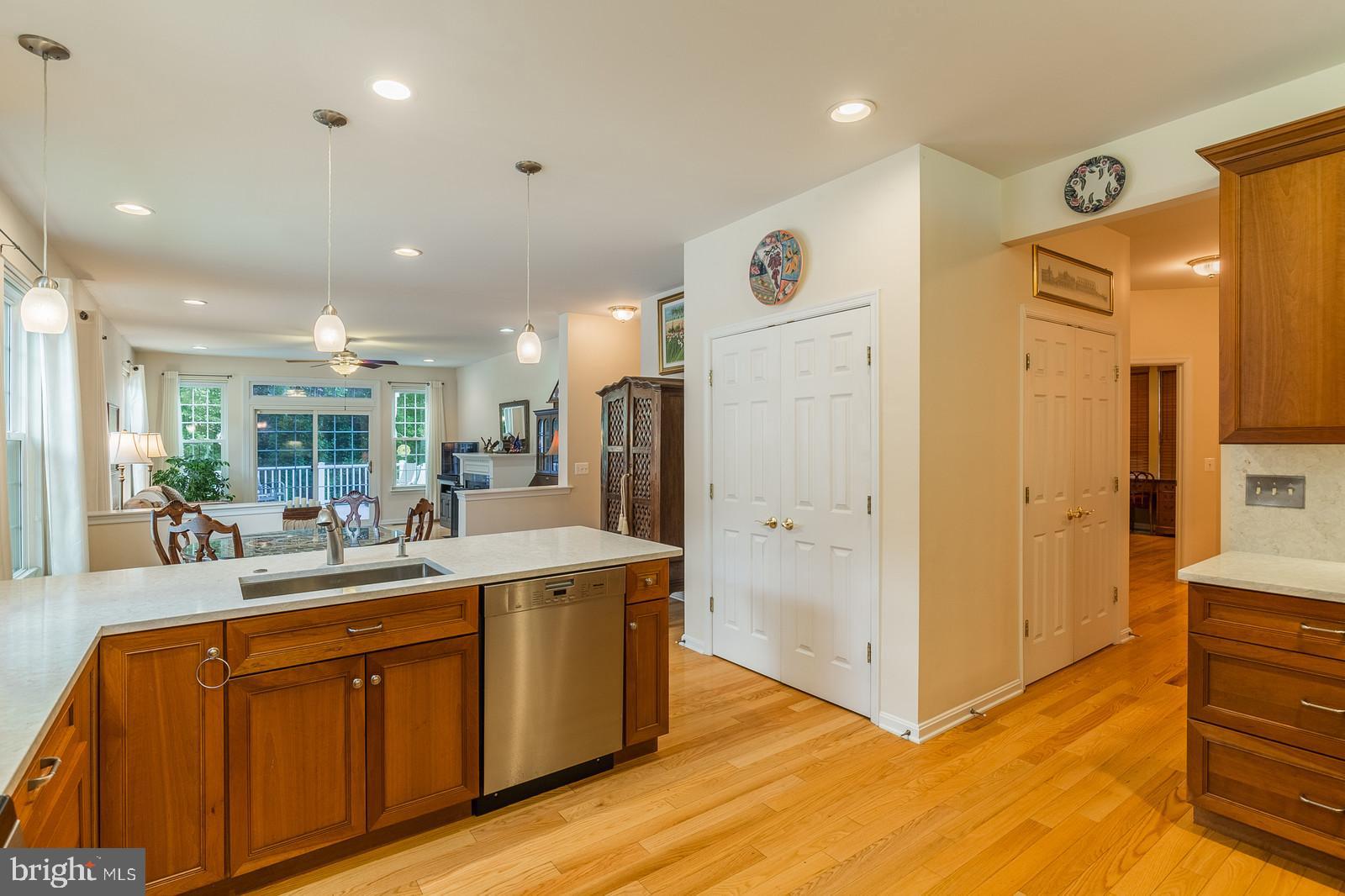 FOUR SEASONS - Residential