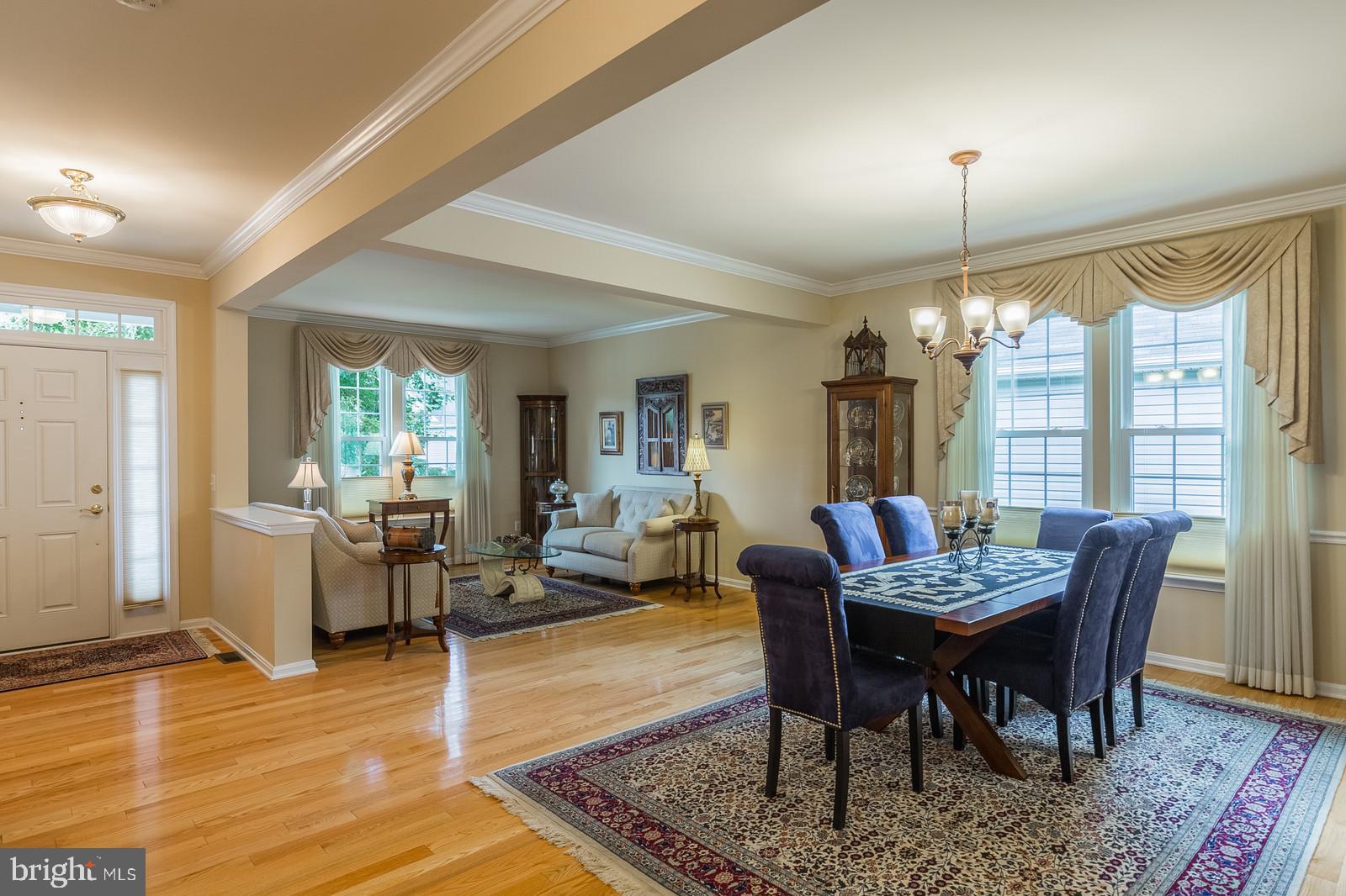 FOUR SEASONS - Residential