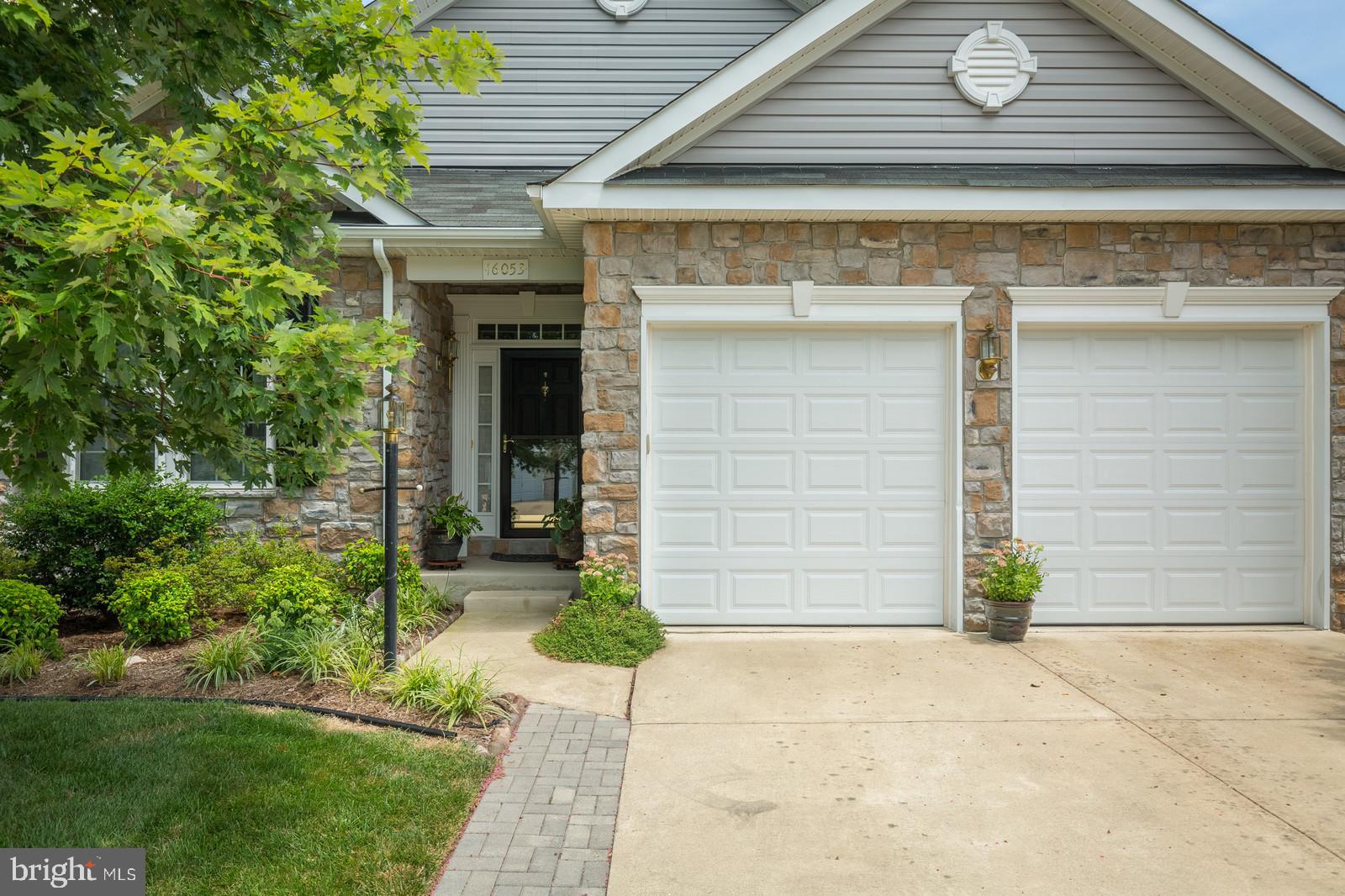 FOUR SEASONS - Residential