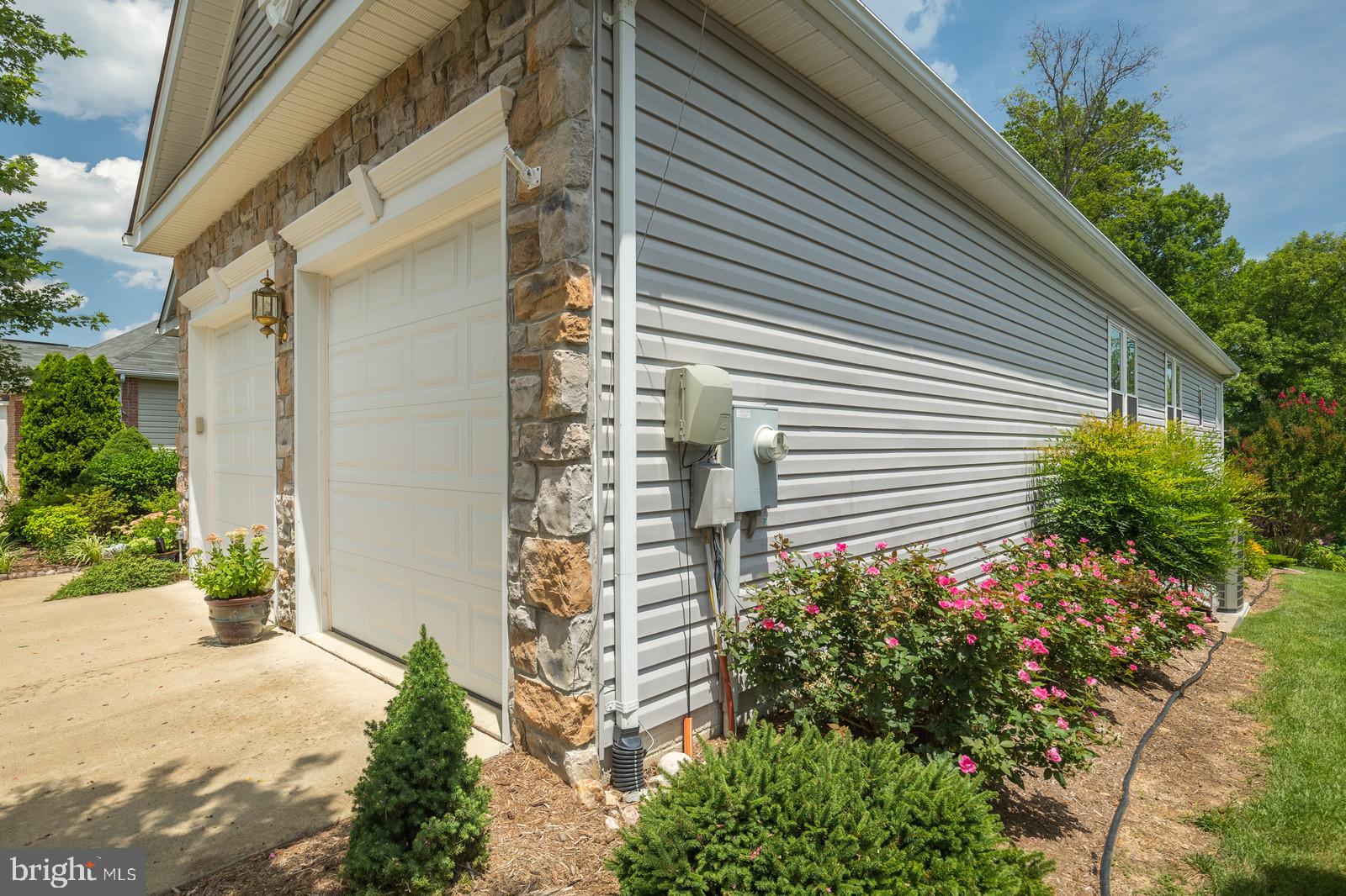 FOUR SEASONS - Residential