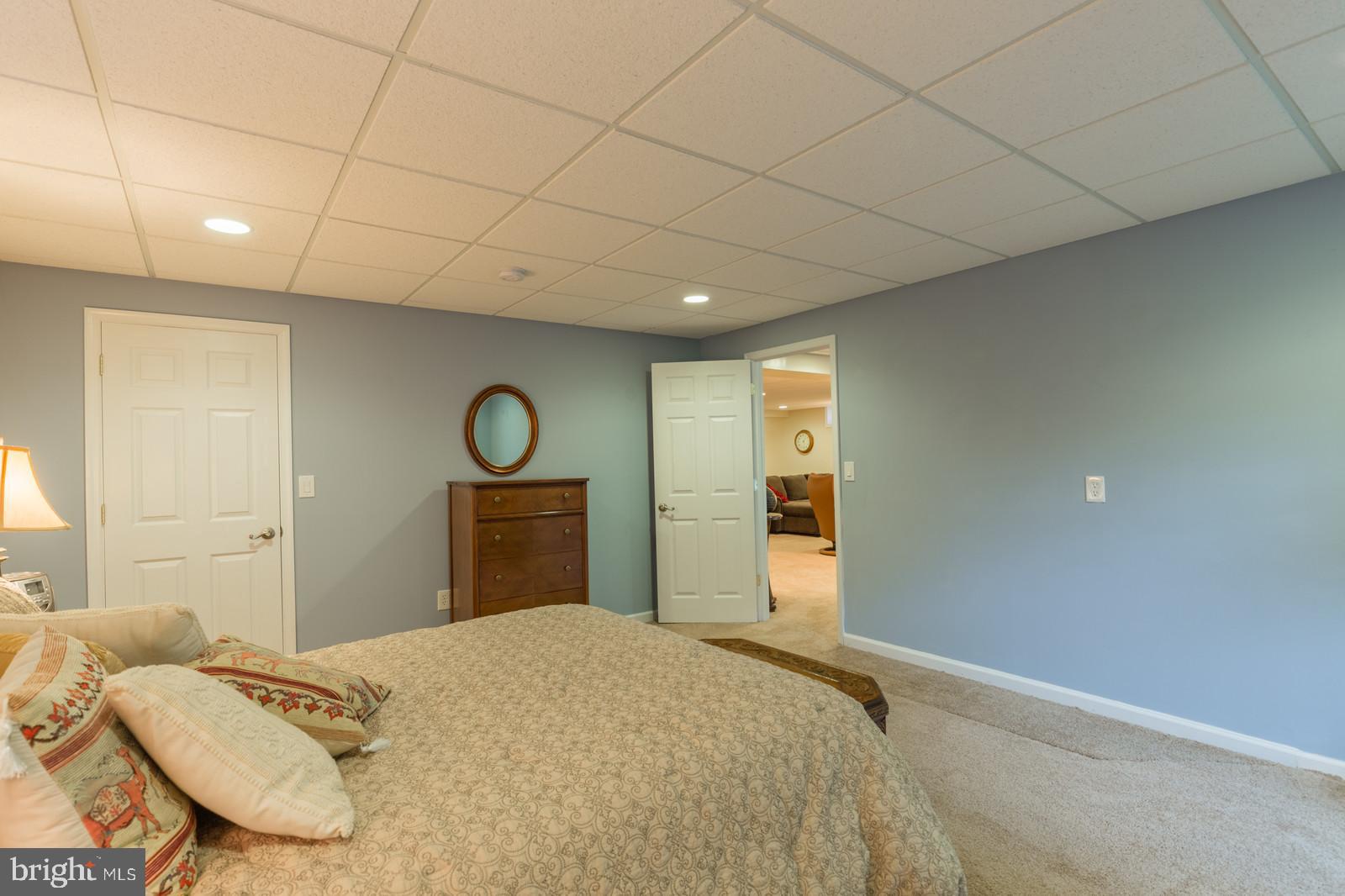 FOUR SEASONS - Residential